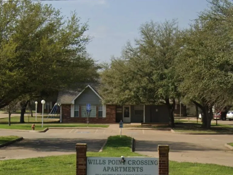 501 Lake Dr — Photo 3