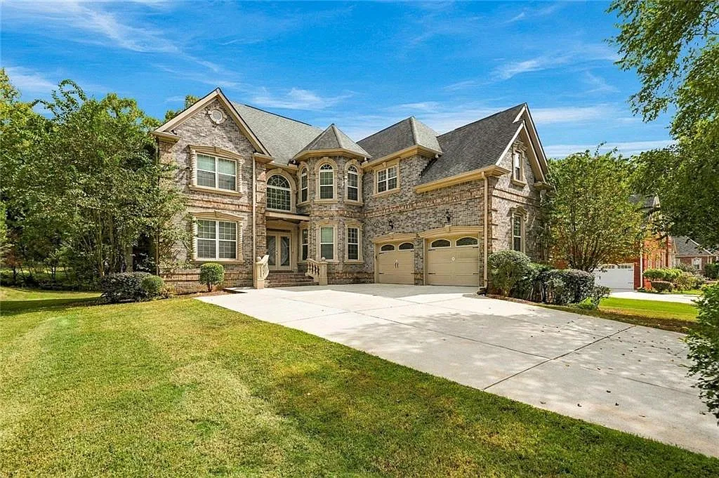 5 bed, 4.5 bath, 5860 sqft, $5,500 — Photo 2