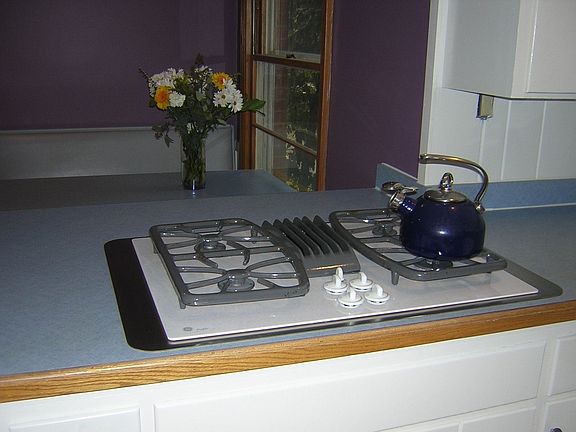 updated kitchen w/new gas cooktop