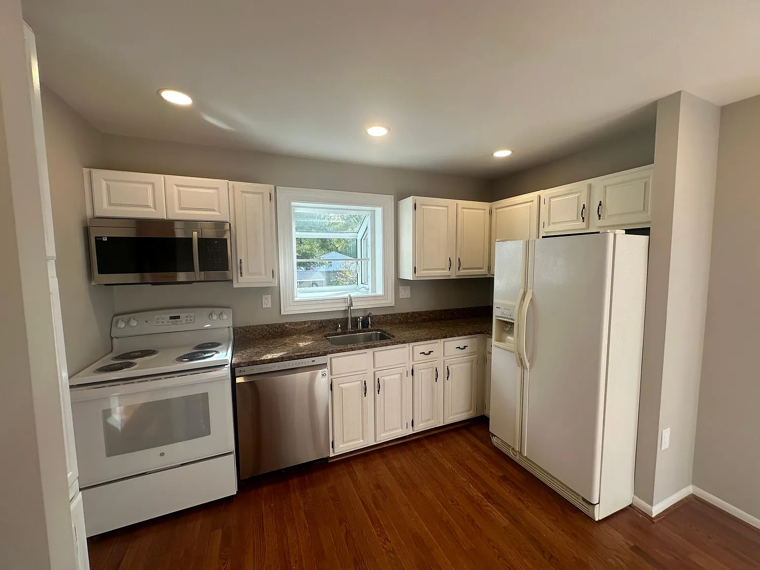 10013 Dakin Ct — Photo 2