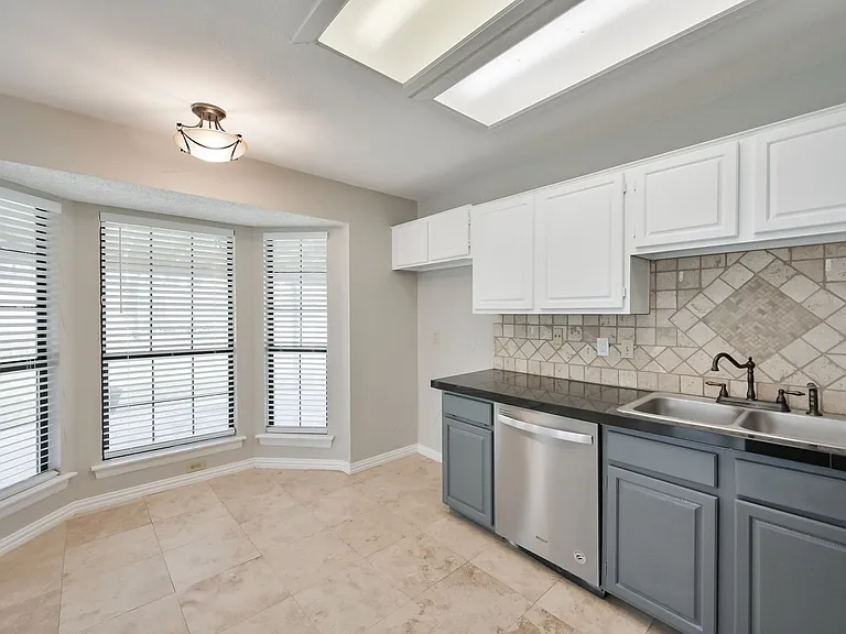 1521 Stratford Dr — Photo 30
