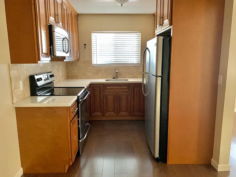523 Poplar Ave #7 — Photo 5