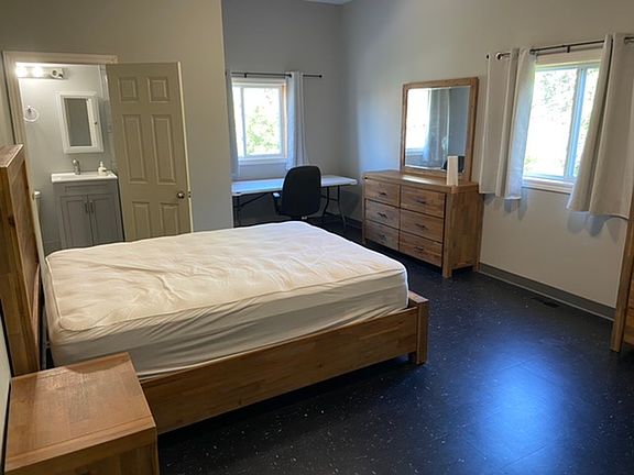 3rd image of 385 Askin Ave