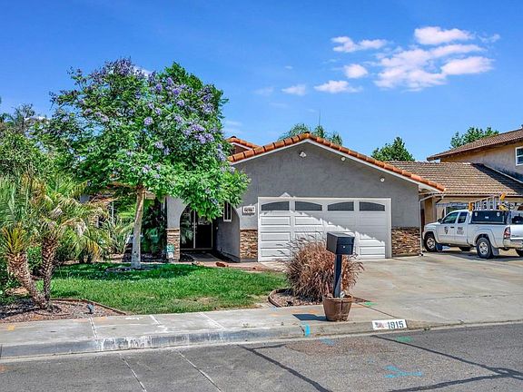 3rd image of 1915 Rees Rd