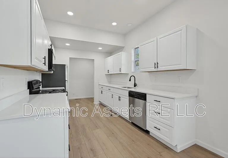 542 E 23rd St — Photo 9