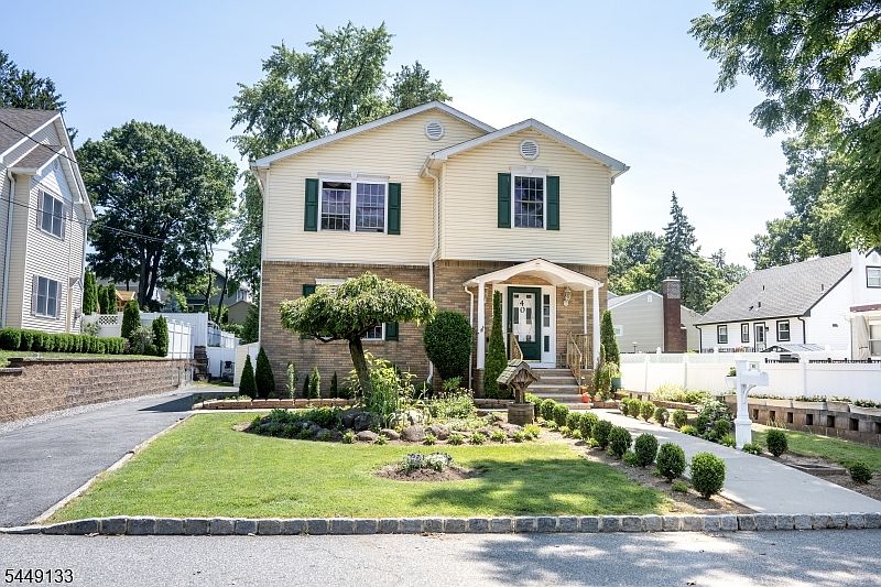 1st image of 40 Oaktree Ln