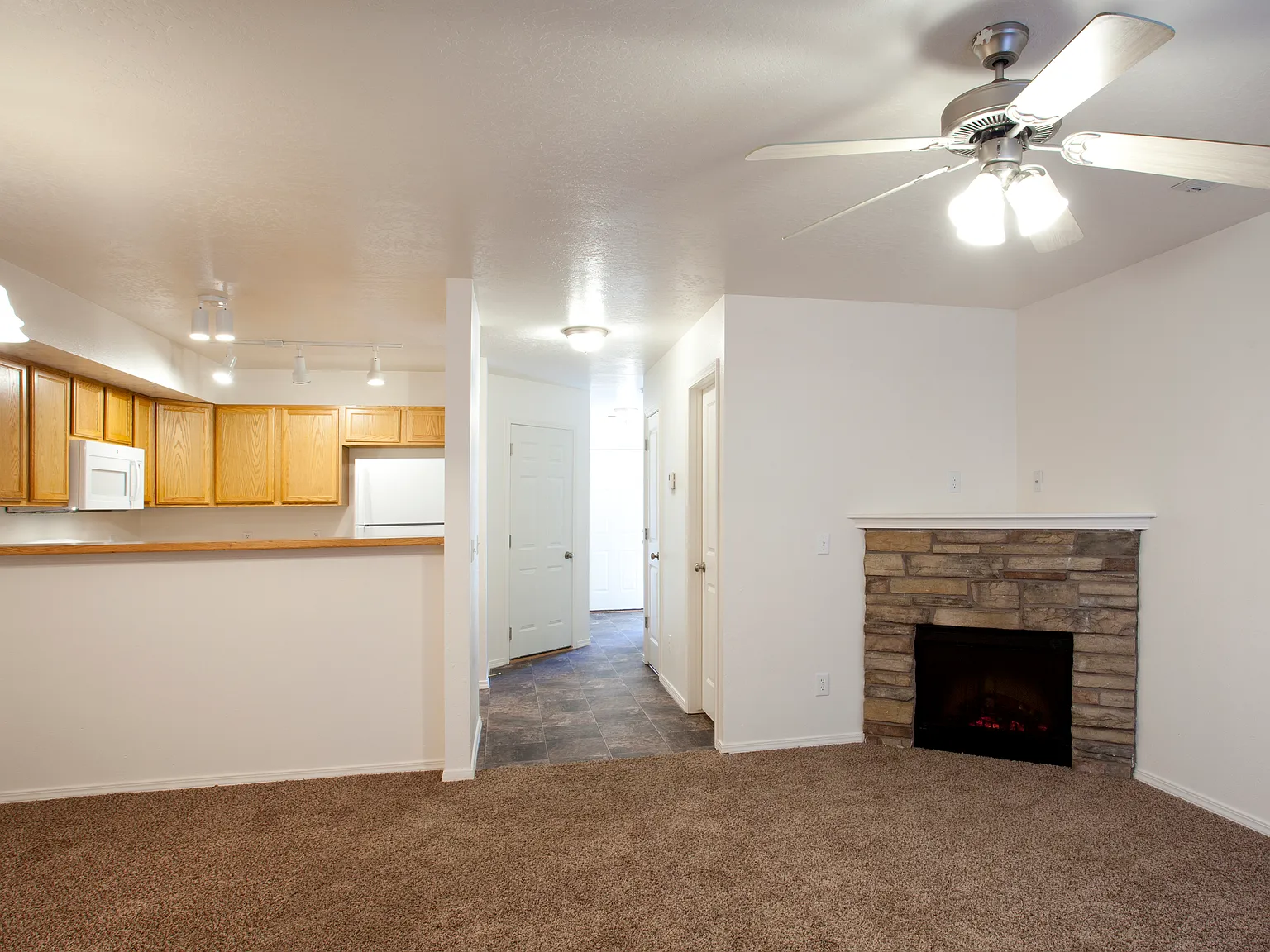 3 bed, 2.5 bath, 1350 sqft, $1,895 — Photo 4