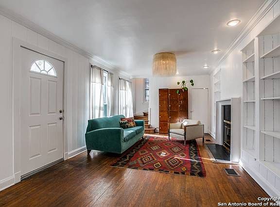 4th image of 831 E Magnolia Ave