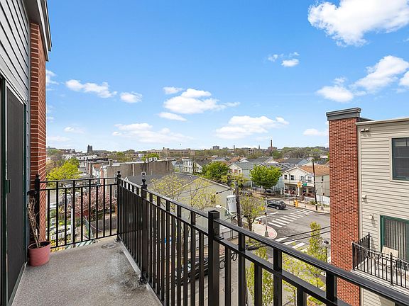 5th image of 437 Whiton St #2