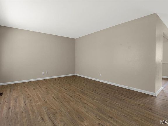3rd image of 2126 Aristocrat Dr