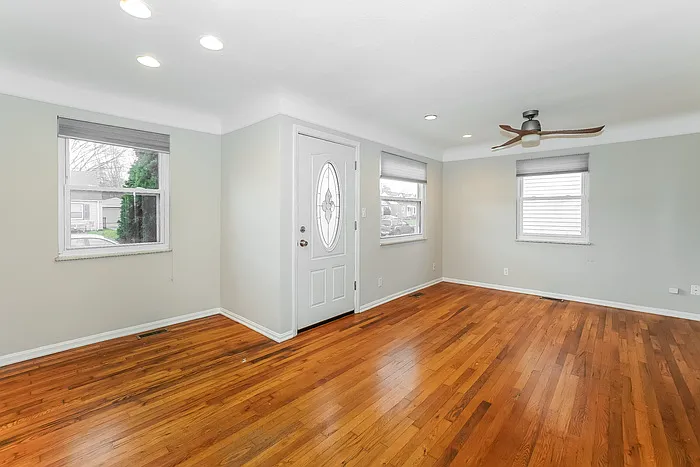 3 bed, 2.0 bath, 1072 sqft, $1,645 — Photo 2