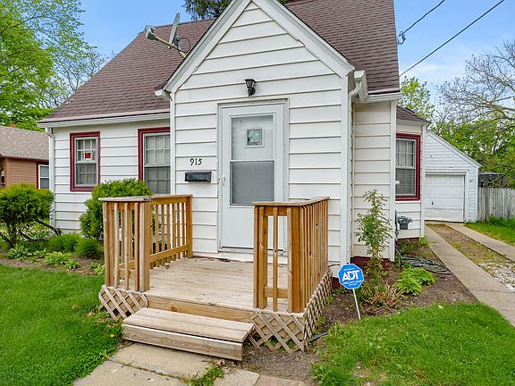 3rd image of 915 Sheridan Dr