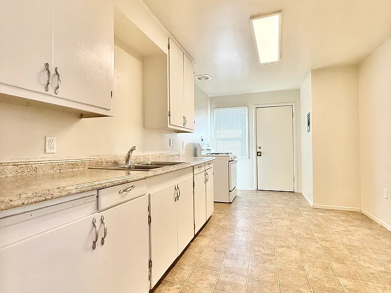312 S Veach Ave — Photo 3