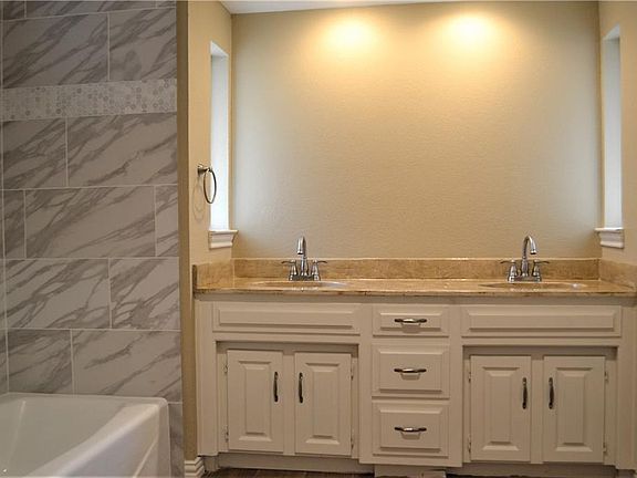 5th image of 2901 Brookhollow Dr