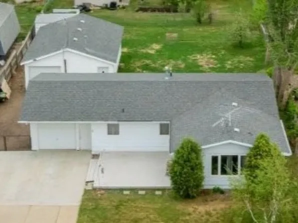 204 2nd St NE, Surrey, ND 58785