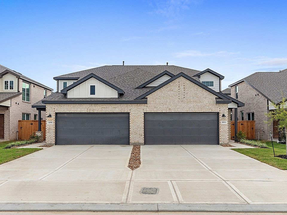 4A | 4 Bed / 2.5 Bath - Entrance With Attached Garage