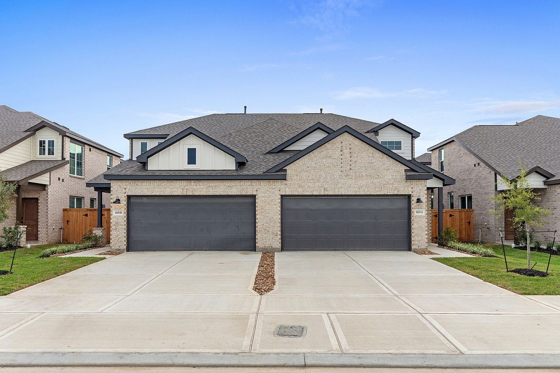 4A | 4 Bed / 2.5 Bath - Entrance With Attached Garage