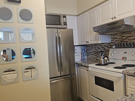4th image of 9017 Leslie St #1102