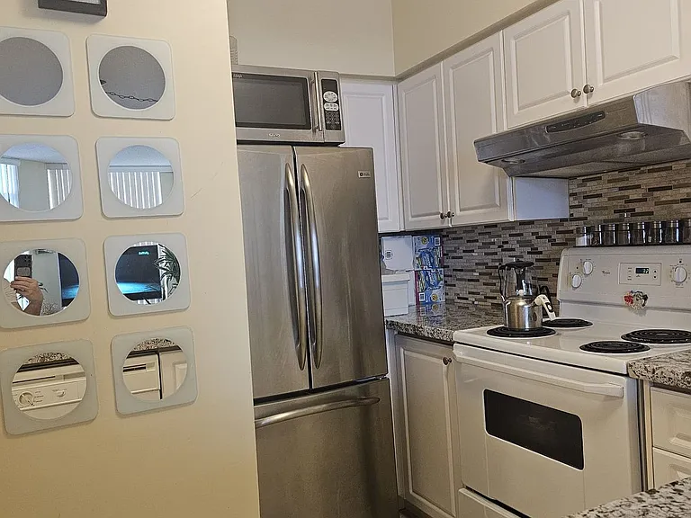 9017 Leslie St #1102 — Photo 4