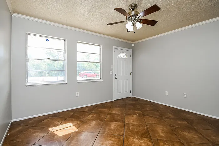 3 bed, 1.0 bath, 925 sqft, $1,655 — Photo 4