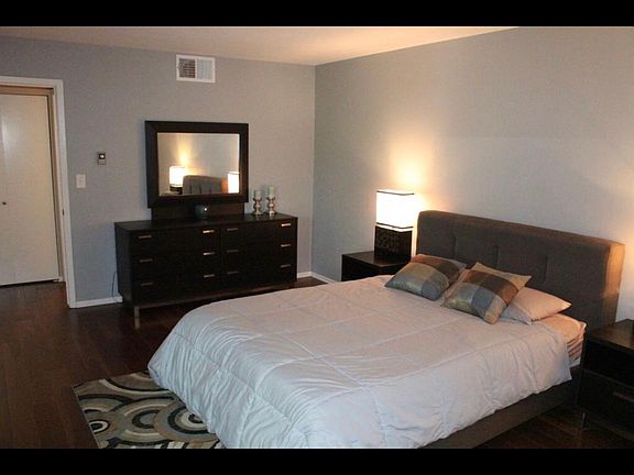 5th image of 3942 N Oakland Ave Unit 129