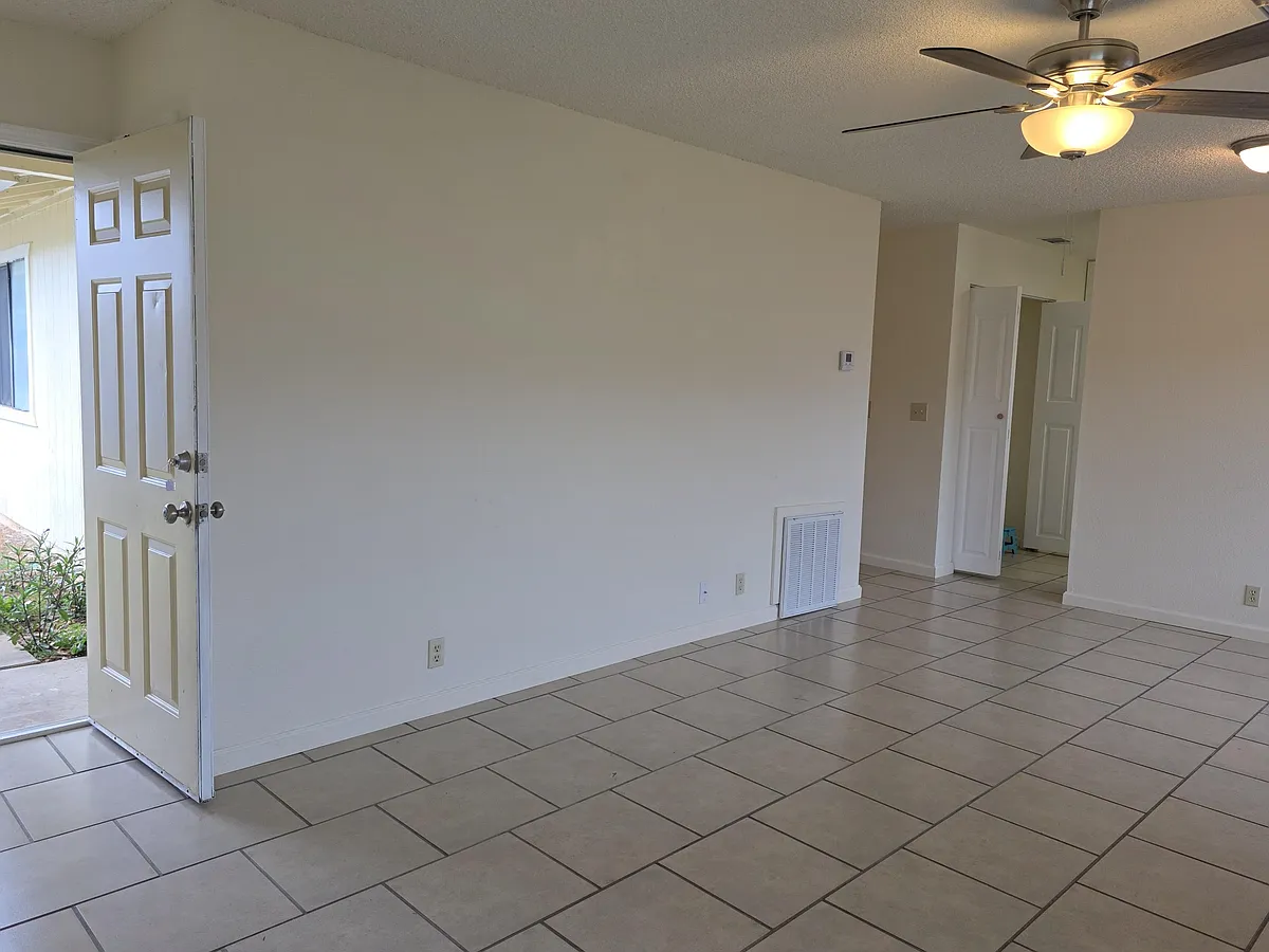 Building Photo - 616 Crosby Ln