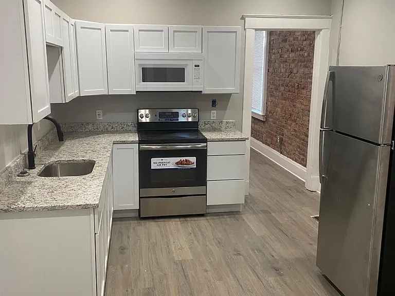 315 E University Ave — Photo 2