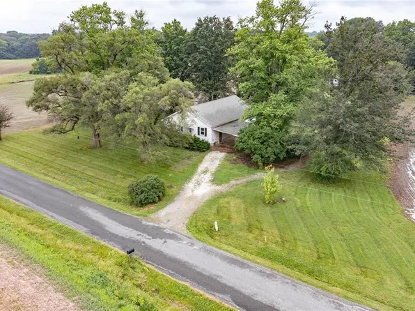 33974 Irish Ln, Brighton, IL 62012