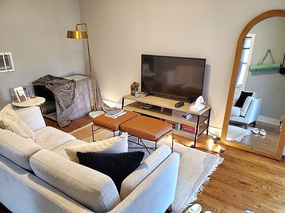 3rd image of 816 N Leavitt St APT 3R