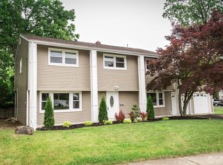 2 Bodnarik Rd, Edison, NJ 08837