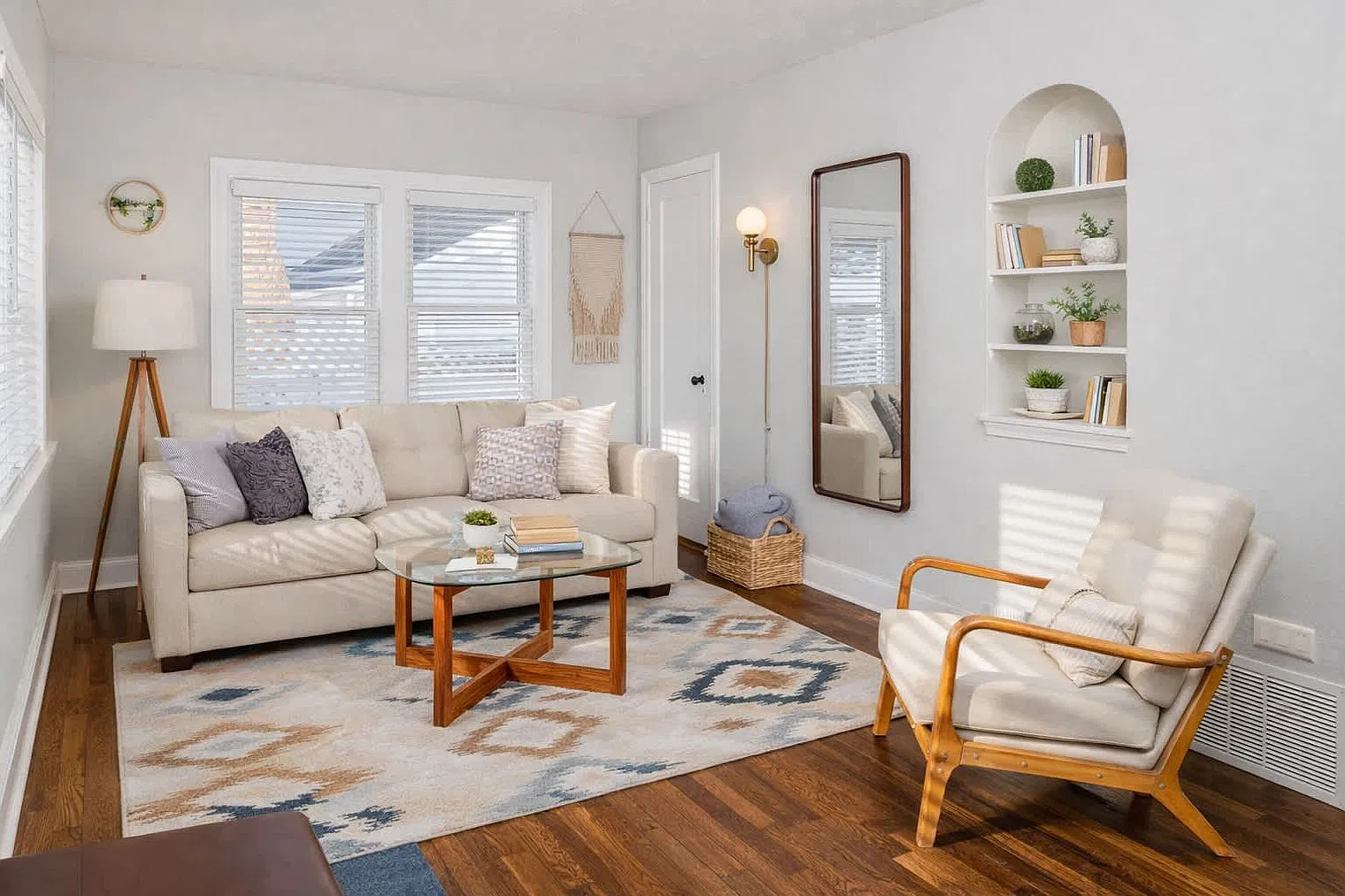 1 bed, 1.0 bath, 796 sqft, $10,322 — Photo 3