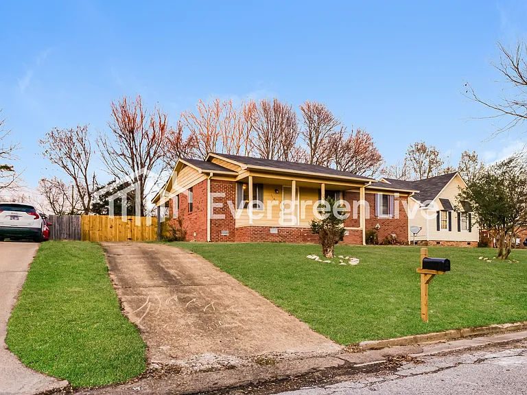 1107 Highland St — Photo 3
