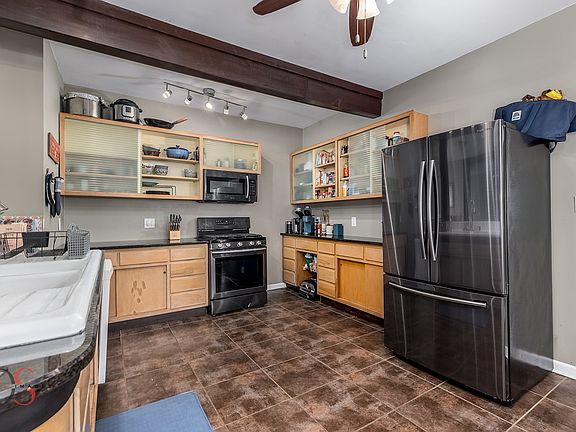 5th image of 375 Lawrence Ave