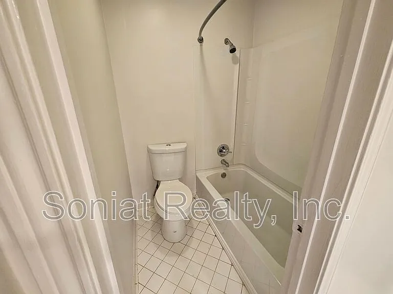2131 Carondelet St #3 — Photo 12