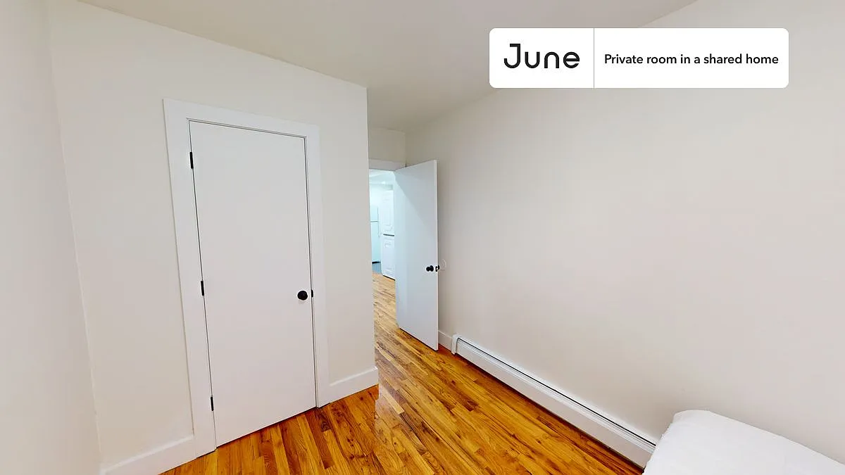 Queen bedroom in 3 bed/1 bath home in Bedford-Stuyvesant #1793 A — Photo 3