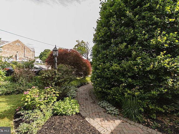 3rd image of 9653 Wistaria St