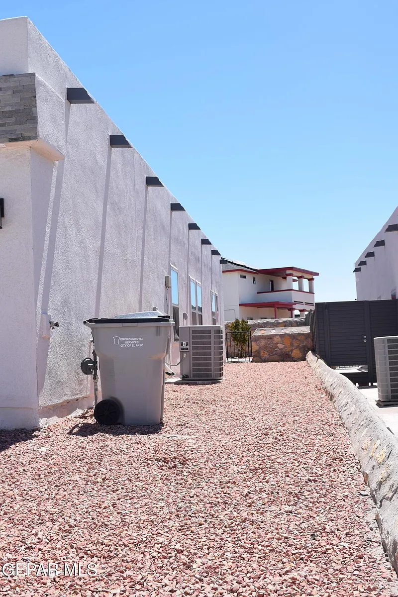 Building Photo - 304 Playa Tronones Ave