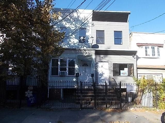 1st image of 628.5 Bramhall Ave