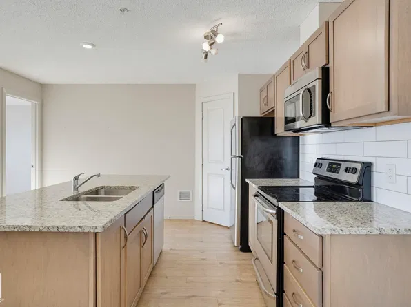 7711 71st St NW #316, Edmonton, AB T6B 3W3
