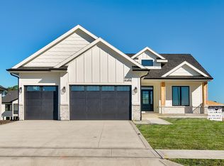 17317 N Valley Dr, Urbandale, IA 50323