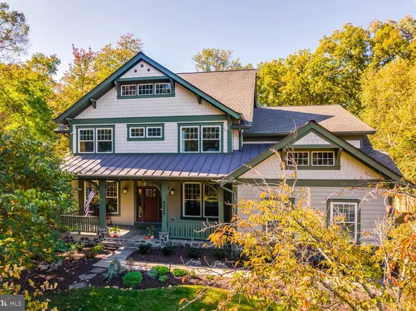 8424 Bearhurst Dr, Gainesville, VA 20155