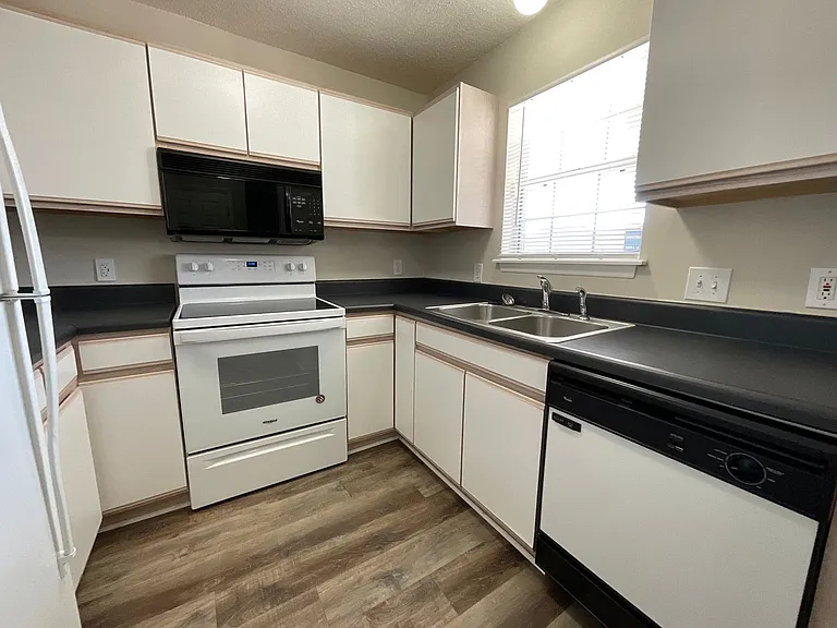 Meridian Park Apartments — Photo 131