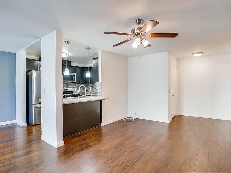821 N. Austin Ave — Photo 2
