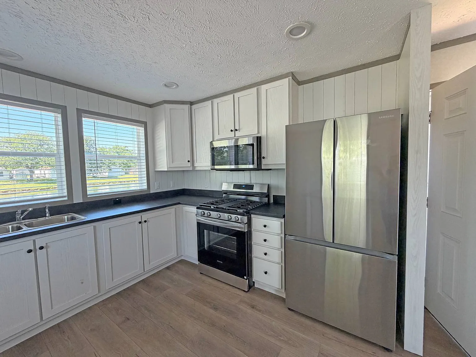 3 bed, 2.0 bath, 1140 sqft, $1,300 — Photo 2