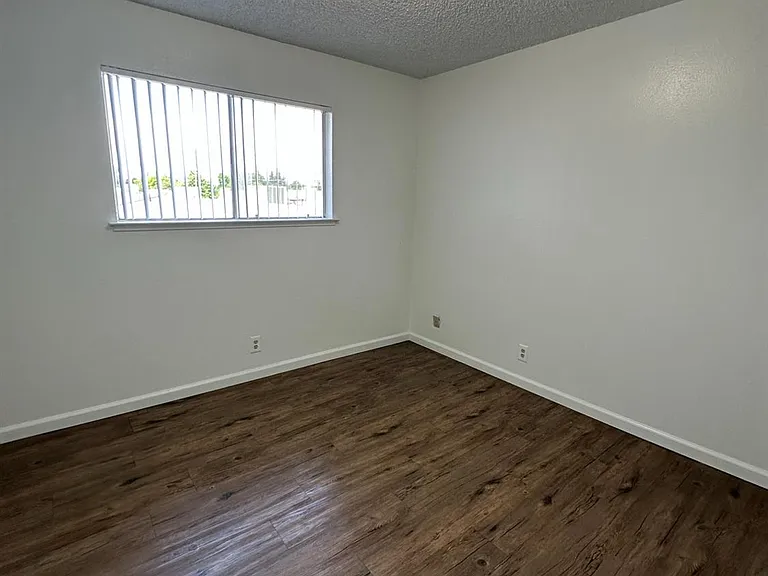 1069 Cherry Ln #D — Photo 12