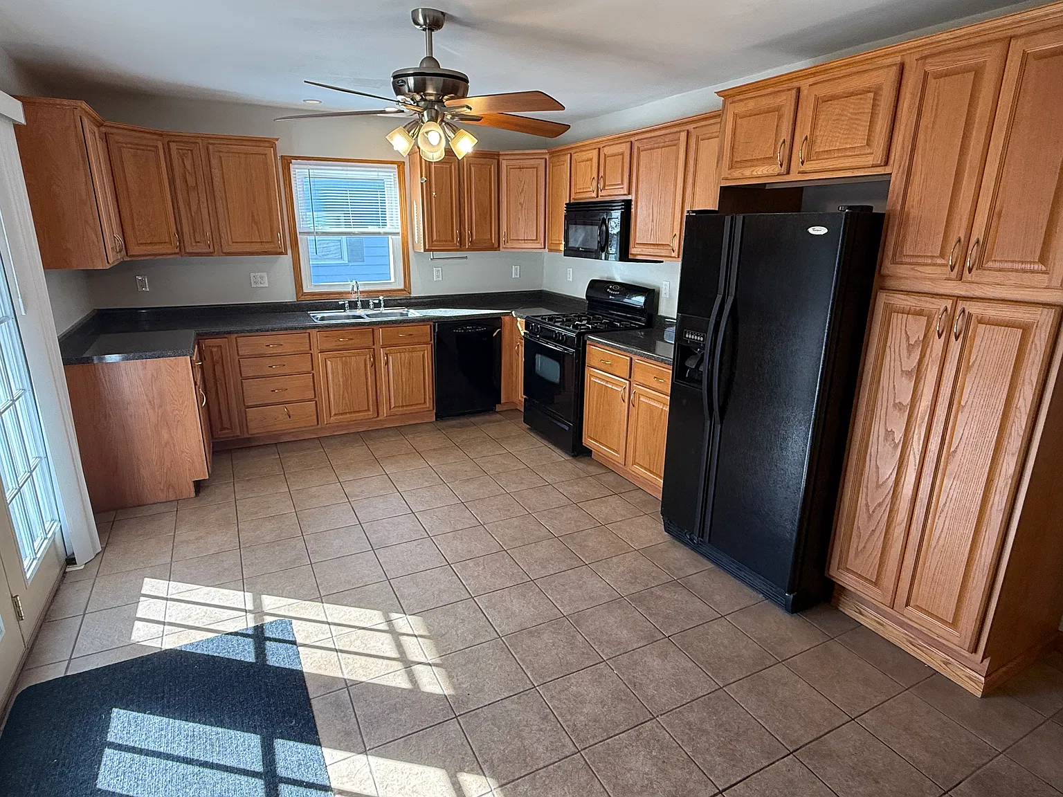 2 bed, 1200 sqft, $2,100 — Photo 3