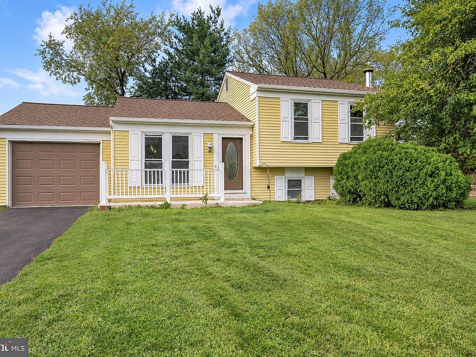 1st image of 100 Willow Ct