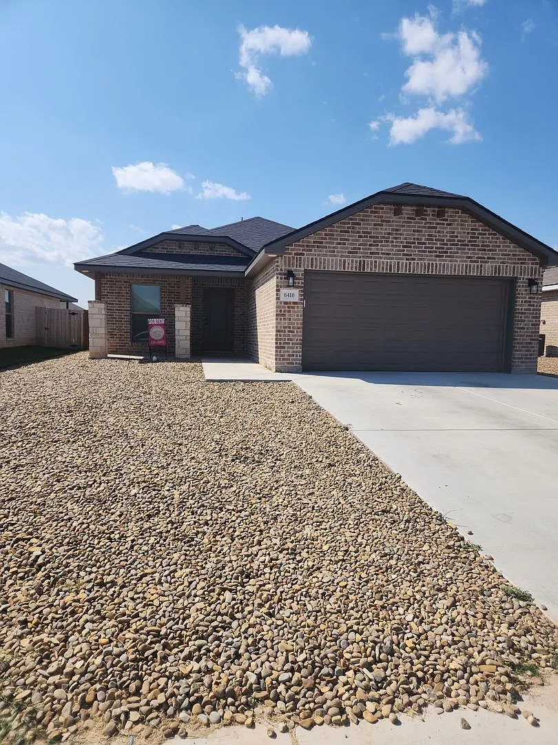 Located in the meadows Brand newer construction 3/2/2 CISD — Photo 1