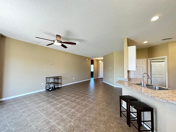 4th image of 159 Seville Dr