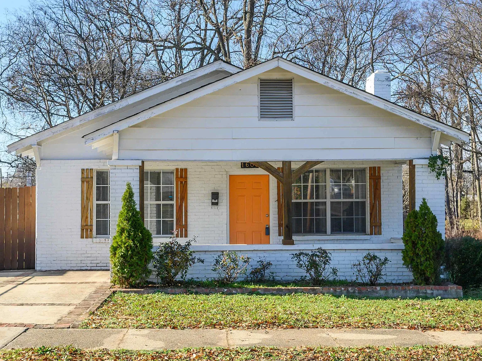 3 bed, 1.0 bath, 1019 sqft, $1,200 — Photo 2
